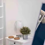 Riverside House Apartment