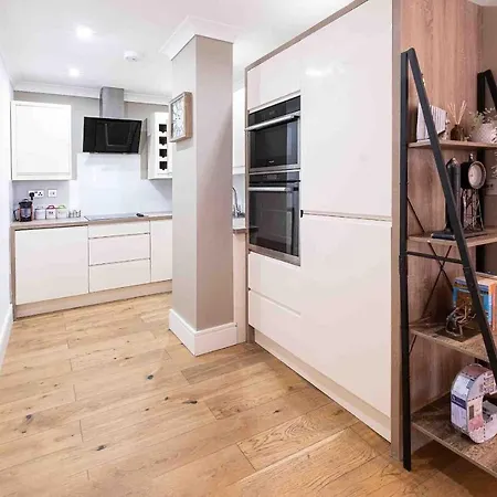 Riverside House Apartment *