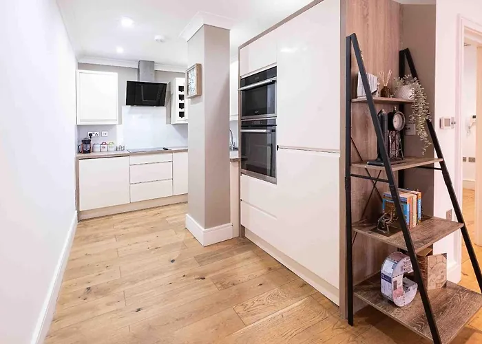 Riverside House Apartment *