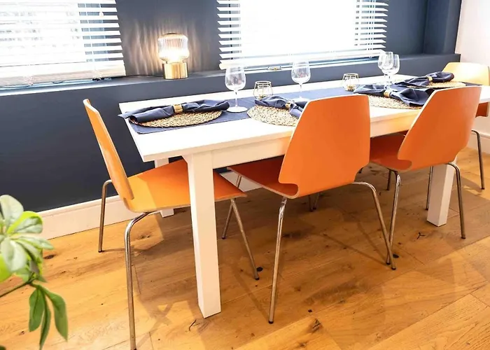 Riverside House Apartment *